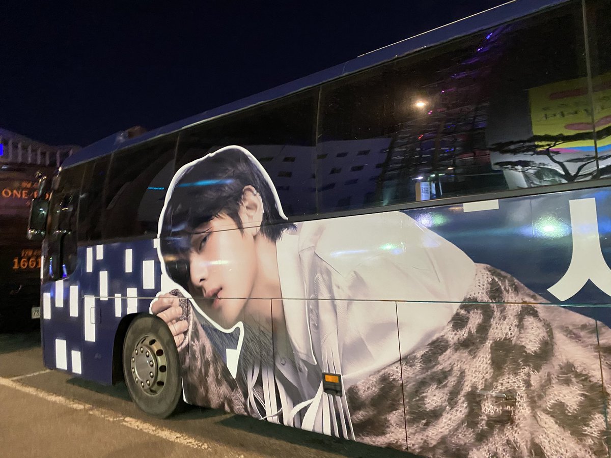 taebokkiii's tweet photo. This is so pretty. Kim Taehyung bus in different eras 😍♥️ https://t.co/VMfNnKwSIy