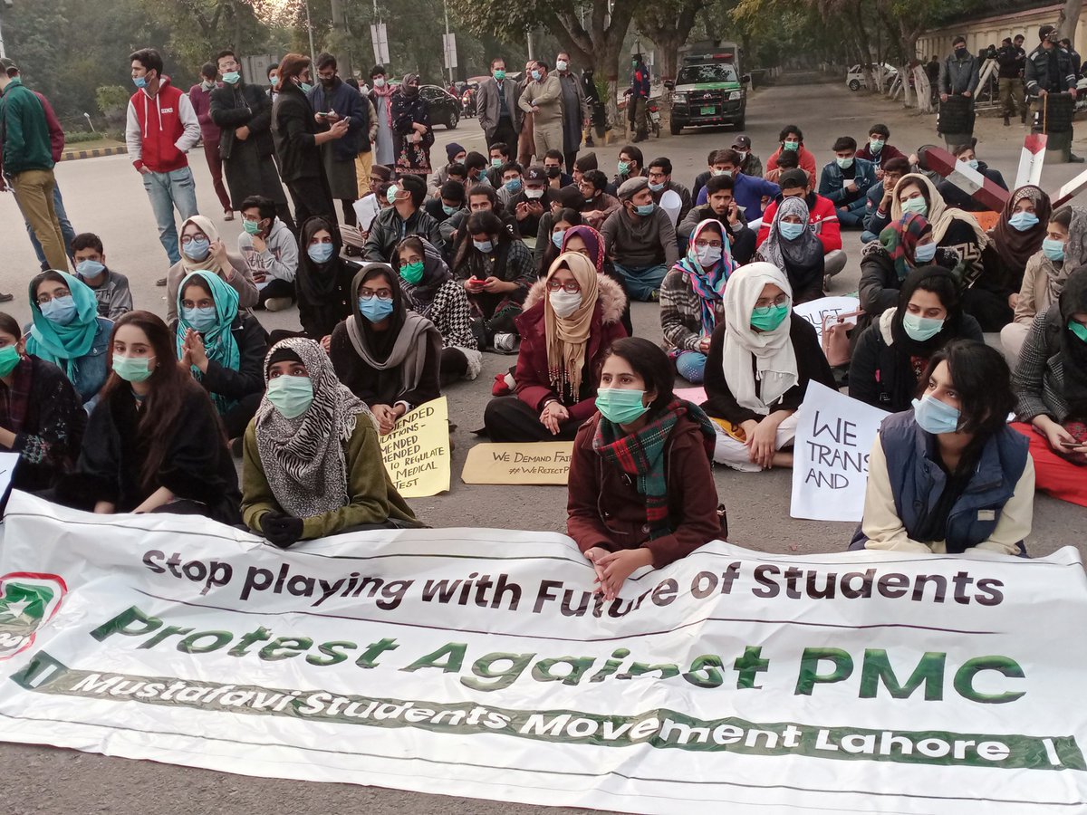MSMPakistan_'s tweet photo. میڈیکل کالجز میں داخلہ لینے والے طلبہ کا پاکستان میڈیکل کونسل کے خلاف گورنر پنجاب ہاؤس کے باہر دھرنا 

#ProtestAgainstPMC https://t.co/nyiexDJbdl