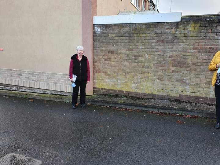 billhartnett1's tweet photo. Out this morning for some social Distancing covid safe leafleting with @MagpieMon @WandaKingRedd @Cllrjoebaker Peter, Jack and James.
#gettinginthesteps merry Christmas keep safe. https://t.co/GwhjYYkCaC