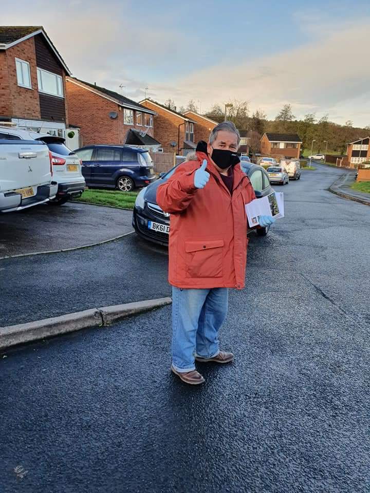 billhartnett1's tweet photo. Out this morning for some social Distancing covid safe leafleting with @MagpieMon @WandaKingRedd @Cllrjoebaker Peter, Jack and James.
#gettinginthesteps merry Christmas keep safe. https://t.co/GwhjYYkCaC