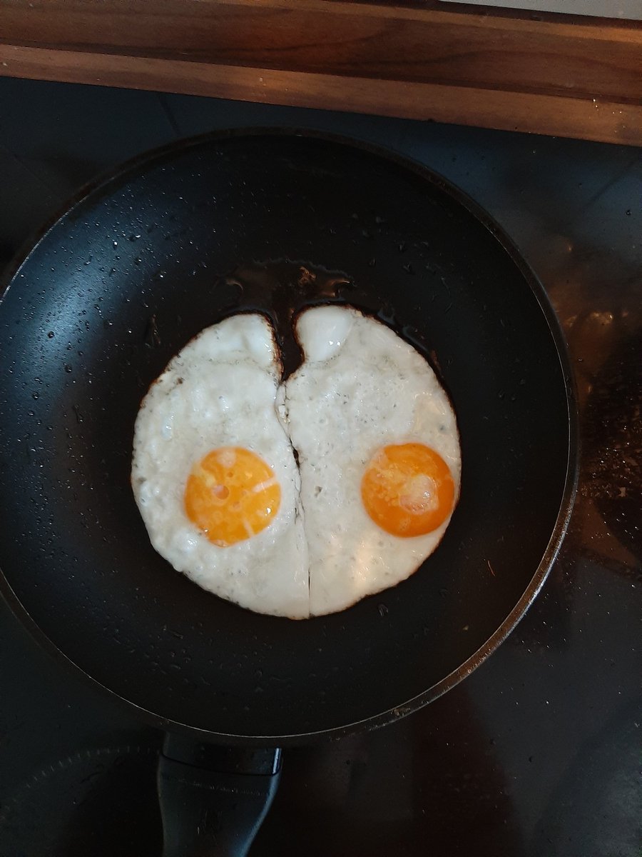 larapuhlmann's tweet photo. Unintentionally made a #BreakfastBrain 🍳 😅 Any psychoanalists here who can tell me what that says about my subconscious? https://t.co/wA3fDd6sL7