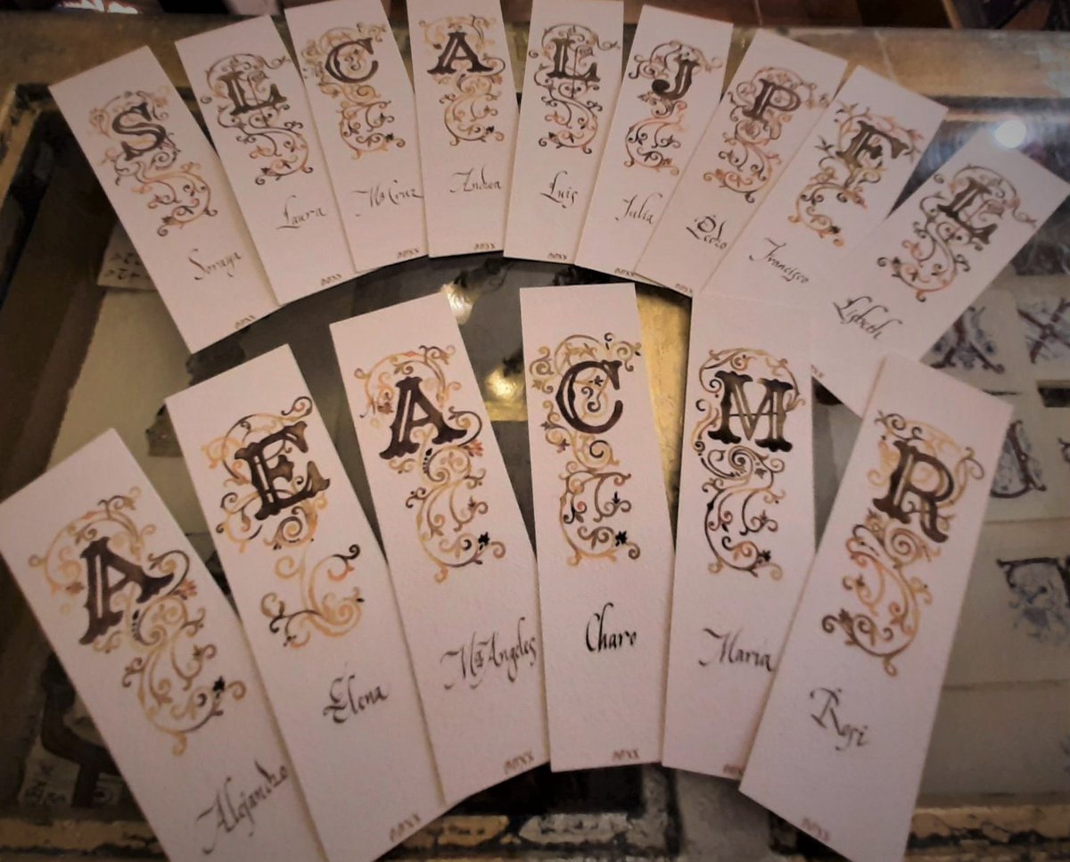 #FelizDomingo con estos marcapáginas personalizados. Las iniciales impresas con tintas de varios colores están acompañadas de #caligrafía itálica, ésta sí totalmente manual ✍️

Un perfecto complemento para los regalos de #Navidad