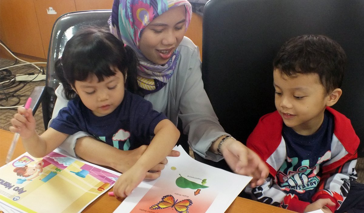 sahabat keluarga Mendampingi Anak Bermain Bermakna: Kiriman : Dian Riasari DUNIA anak adalah bermain. Tak dapat dipungkiri bahwa bermain adalah hak asasi bagi anak. Melalui bermain anak mengekspresikan minat dan kemampuannya, baik… dlvr.it/Rp1Bvy salam literasi