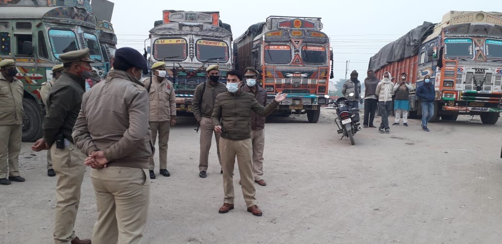 balliapolice's tweet photo. आज विपिन ताडा #SPBLA द्वारा चित्तू पांडे चौराहे,माल गोदाम रोड व हॉस्पिटल रोड पर यातायात व्यवस्था सुदृढ़ बनाने के लिए CO शहर,SHO कोतवाली,TSI के साथ भ्रमण किया गया। यातायात व्यवस्था सुदृढ ��नाने के लिए शीघ्र ही कार्य योजना तैयार की जा रही है।
@Uppolice @adgzonevaranasi @digazamgarh https://t.co/vWwuOiWXKa