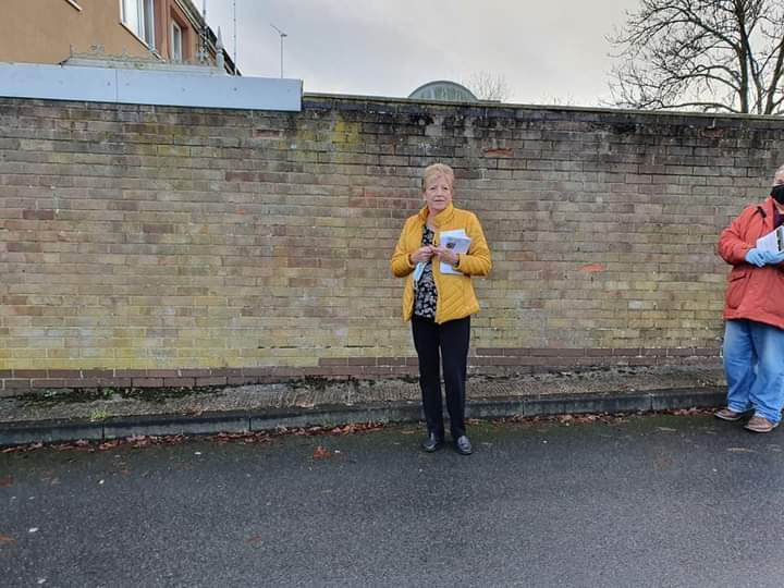billhartnett1's tweet photo. Out this morning for some social Distancing covid safe leafleting with @ReddLab @MagpieMon @WandaKingRedd @Cllrjoebaker Peter, Jack and James.
#gettinginthesteps merry Christmas keep safe. https://t.co/6MXLTHhcP0