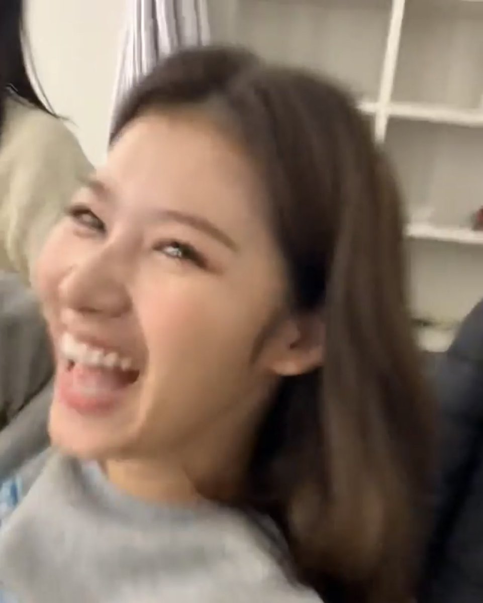 sahyogirll's tweet photo. a carinha da Sana quando viu a Jihyo véi mds 😭😭😭😭 ela dizendo "senti sua falta" no final do vídeo mds TCHAU https://t.co/QKyjdTJltR