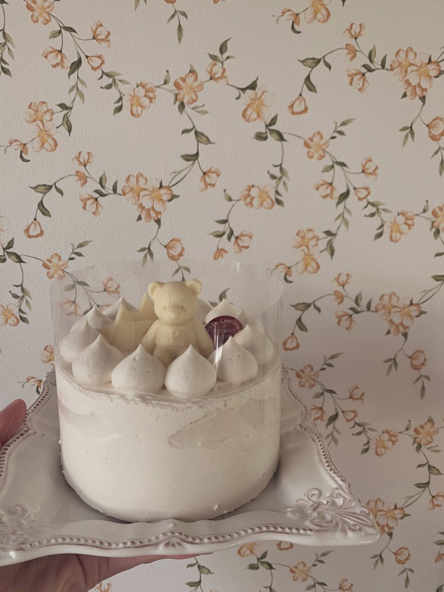 今年のクリスマスケーキはジェラートピケ とセブンのコラボ商品🎂
紅茶味で上品な甘さで最高でした໒꒱
ランチョンマットついてるから実質無料☺️
#おうちカフェ