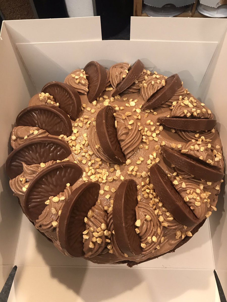 smith8's tweet photo. Alarm was set for 6.30 this morning so I could put the cream in the biscuits and then deliver these treats nice and early to some extra special police officers to thank them for all their hard work this year.  @Mustard_Police @ArvSgt @SgtPearson @ClevelandRPU #BRelief 😁💙🤗😘 https://t.co/mVxwb61Wma