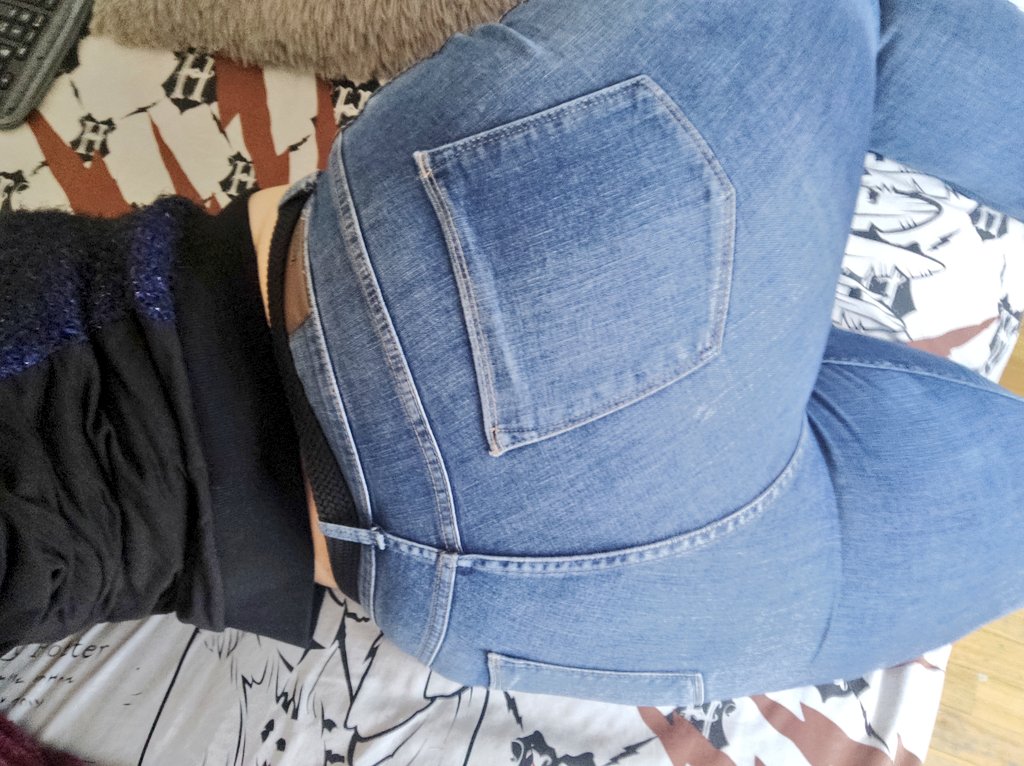 Holi morbosillos y morbosillas!! 🥰

Feliz domingo de vaqueros y castidad! Espero que hayáis ido a misa 😜 la foto de hoy es recatada.. 

Os gusta el modo vaqueros?? O sois más de desnudos 🤔

🔁 Team Desnudos
❤ Team Vaqueros 

P.D: Cada Team recibirá un regalito en MD 🙊