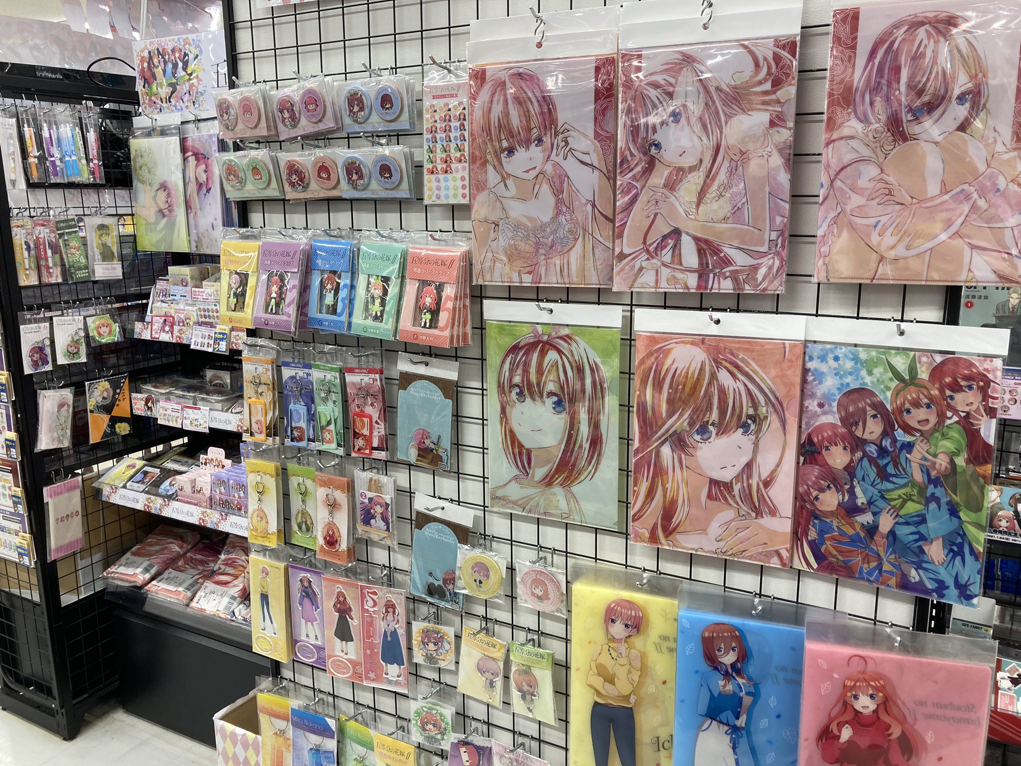 アニメイト藤沢 閉店後にポツリ 五等分の花嫁 のゲームが出るらしいサワね アニメ2期ももうすぐ始まるしワックワクするサワッッ アニメイト藤沢もでで んとコーナー展開中なので ご来店された際にはぜひぜひお立ち寄りくださいませ アニメイト藤沢 閉店後にポツリ 五等分の花嫁 のゲームが出るらしいサワね アニメ2期ももうすぐ始まるしワックワクするサワッッ アニメイト藤沢もでで んとコーナー展開中なので ご来店された際にはぜひぜひお立ち寄りくださいませ