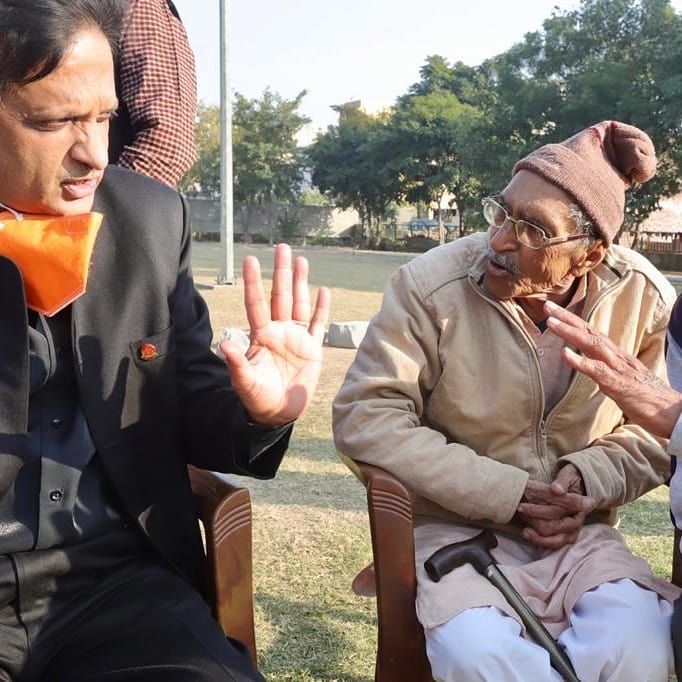 Sumit38693333's tweet photo. सेक्टर 28 स्थित एक पार्क में जनसभा को संबोधित कर वोट की अपील की।
#BJP4Development
#voteforkulbhushangoyal
#PanchkulaWithBJP https://t.co/AOu7t7MScL