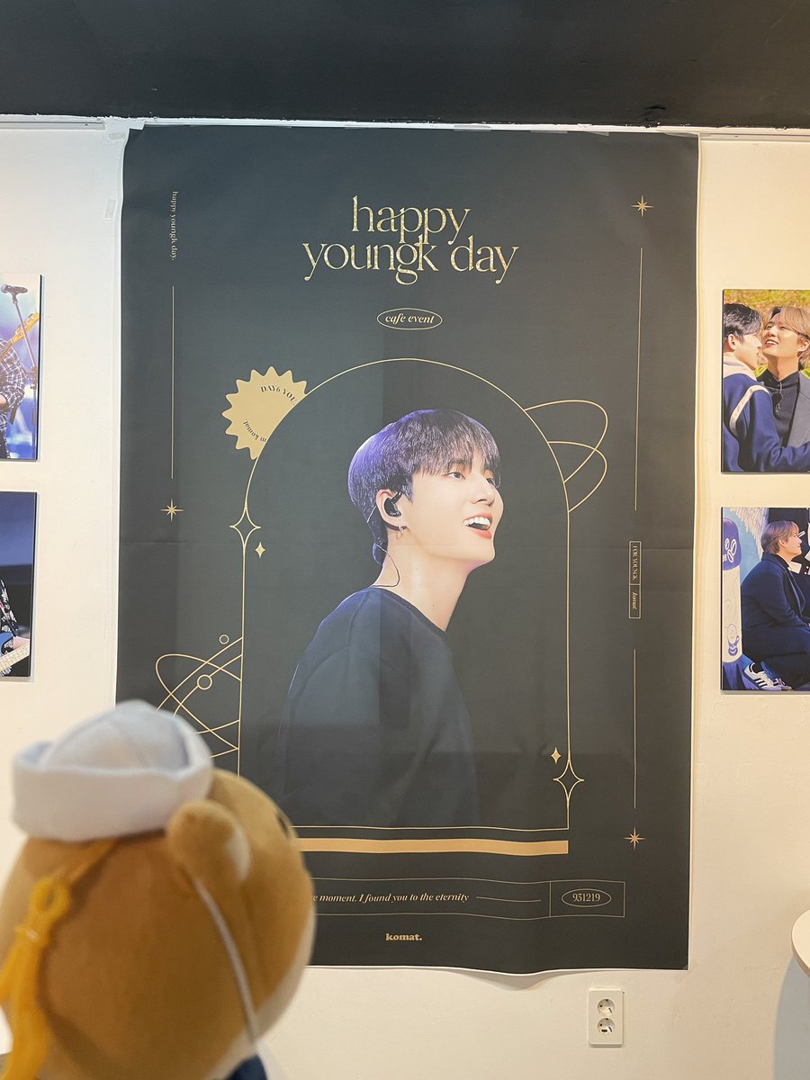 jeunesse_day6's tweet photo. 2. 오버필커피

#널_찾은_순간에서_영원으로

공지 올라왔을 때부터 블랙과 골드로 꾸며진 영현이가 너무 예뻐서 꼭 가봐야지! 생각했었어요!
제가 사랑하는 순간들 속의 영현이를 볼 수 있어서 기뻤습니다
예쁜 공간 마련해주셔서 감사합니다 코맷님(@komat_yk) https://t.co/CSE2T6aWE2