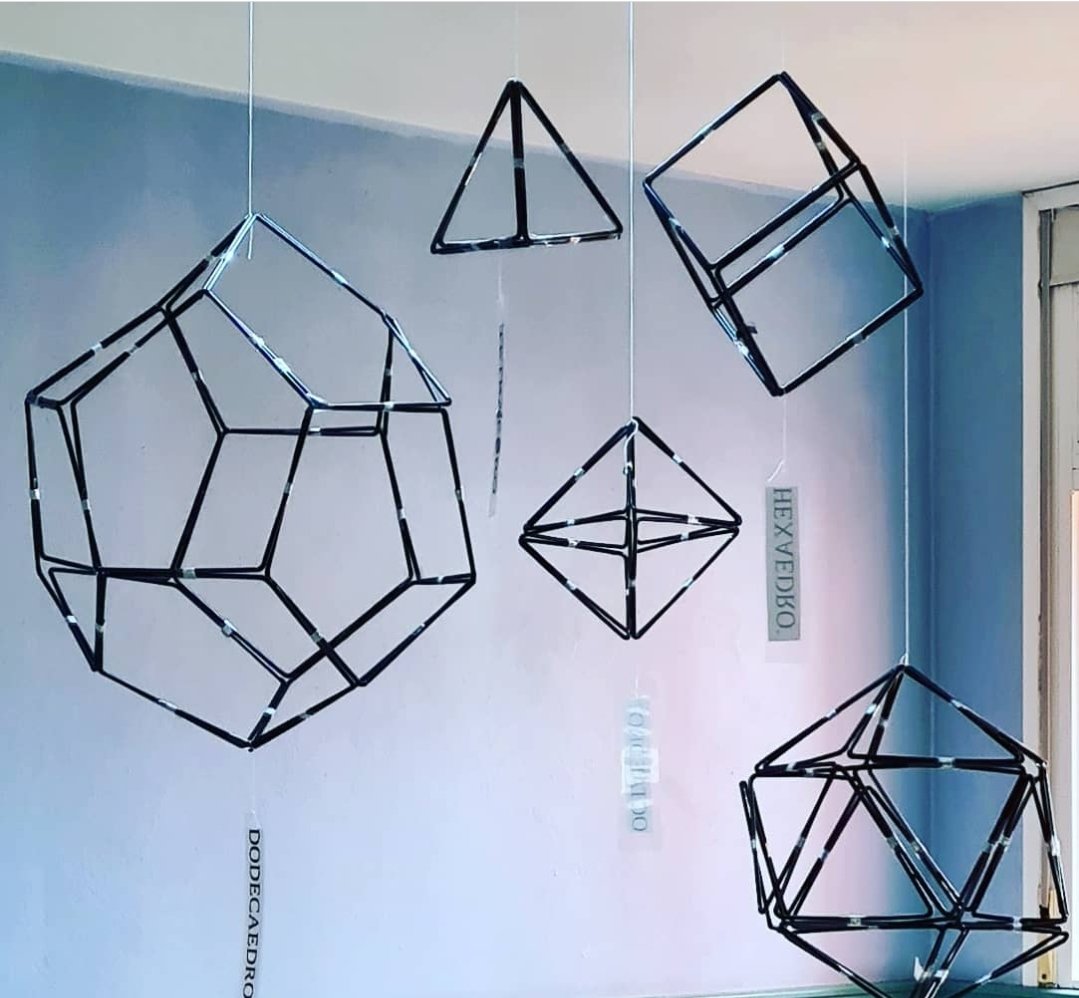 Sólidos Platónicos. Los alumnos de Matemáticas Aplicadas de 3º ESO, han realizado estos 5 cuerpos geométricos, Tetraedro, hexaedro o cubo, octaedro, dodecaedro e icosaedro, los llamados  sólidos platónicos, cumplen el Teorema de Euler  V+C=A+2, donde V es el número de vértices.