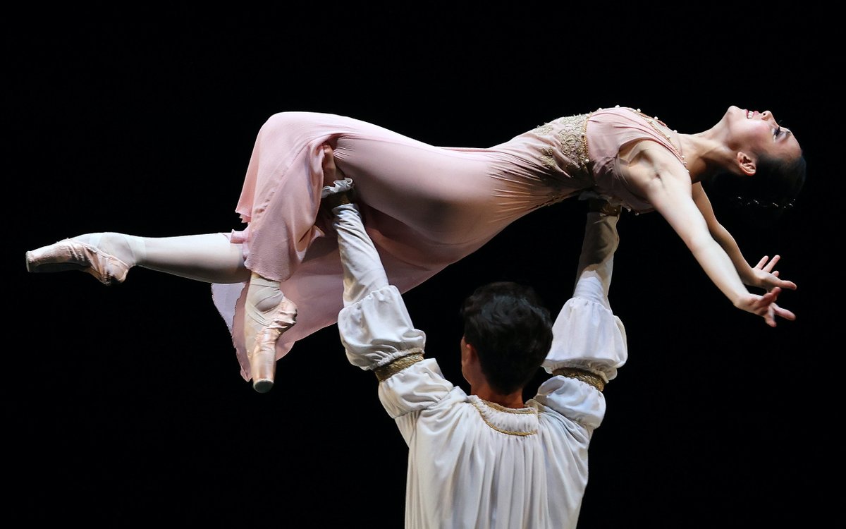 danspubliek's tweet photo. Online magie is mogelijk. Publiek draagt online Kerstgala van Het Nationale Ballet op handen. (foto: Hans Gerritsen) https://t.co/5w2zkcnKbu https://t.co/XwIjklcZVq