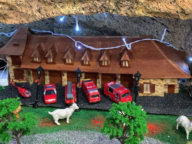 F3Perigords's tweet photo. Chaque année les époux Nicolas de tabac de l'Hotel de Ville au Bugue, redoublent d'effort pour décorer leur commerce avec une #crèche géante, cette année parmi les nouveautés, une reproduction de la caserne des #pompiers de la commune. #LeBugue @pompiers24 #Dordogne #Noel https://t.co/UygEI1FOua
