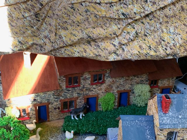 F3Perigords's tweet photo. Chaque année les époux Nicolas de tabac de l'Hotel de Ville au Bugue, redoublent d'effort pour décorer leur commerce avec une #crèche géante, cette année parmi les nouveautés, une reproduction de la caserne des #pompiers de la commune. #LeBugue @pompiers24 #Dordogne #Noel https://t.co/UygEI1FOua