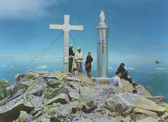 Benasque_'s tweet photo. En 1956, se produjo la réplica aragonesa. Se entronizó la Virgen del Pilar en la cima del Aneto. La logística y la intención fue clara: superar la otra obra. Si los catalanes llevaron 90 kilos de peso con la cruz, los aragoneses llevaron 600 kilos con el pedestal y la Virgen https://t.co/uNsBMzHwBO