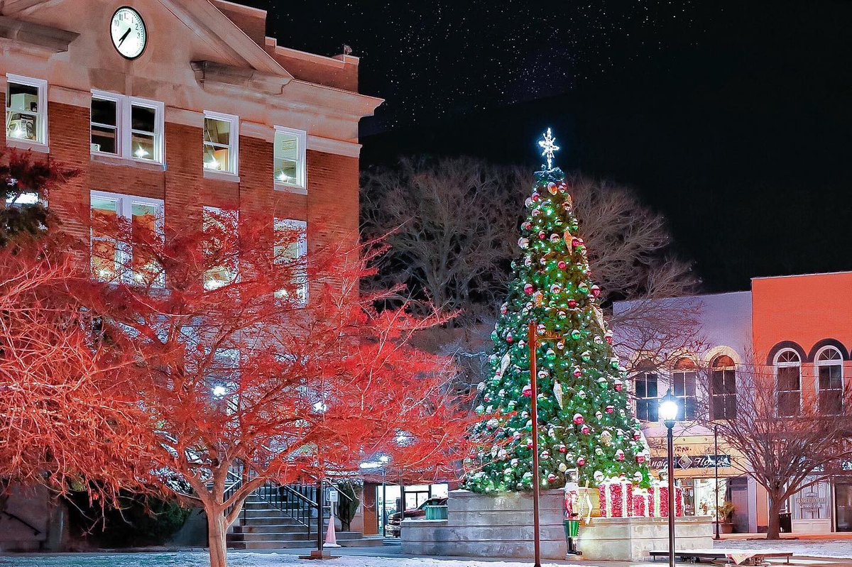 KentuckyTourism's tweet photo. We π seeing our #TravelKY communities decorated for the holidays! Where is your favorite #KeepItLocalKY holiday dΓ©cor? Share with us β€΅οΈ & don't forget to support your local businesses during the few more shopping days left. π€
π·: ab.dye
π: Pineville, KY, @BellCoTourism https://t.co/Eam152cLhY