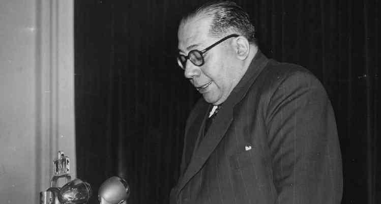 CrisAlvarezRod's tweet photo. A 64 años de su fallecimiento, recordamos a Ramón Carrillo, primer ministro de Salud de nuestro país en el gobierno de Perón.

Carrillo pensó un modelo sanitario público en el que todos y todas tenemos derecho a la salud. 

Hoy tenemos un Estado que trabaja para garantizarlo. https://t.co/eFfcjY4Hri