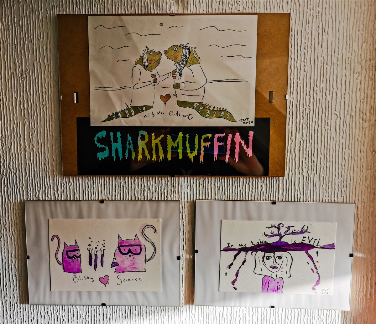 It's not exactly The Tate Modern, but La Gallerie de Thiessen is coming along nicely. A little joy to get me through these bleak times. Thank you once again @sharkmuffin #sharkmuffin #mamajoevramajoe