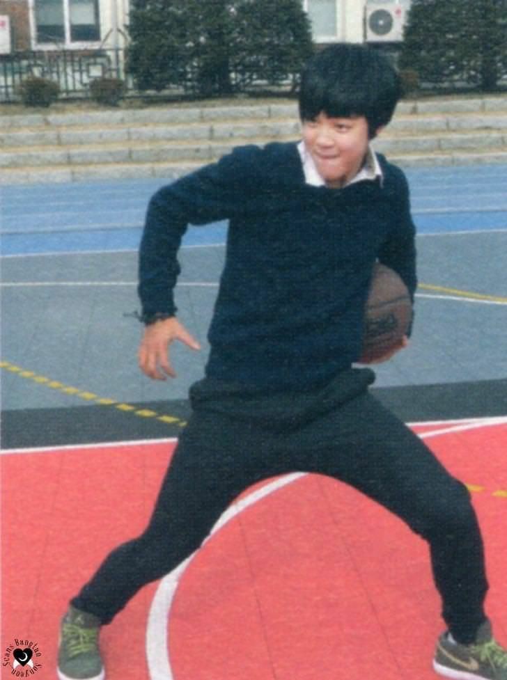 their friend went to the same high school as vmin & 1 day she was wearing a school uniform, her skirt was too short that she couldn't climb on the bus & vmin were behind her. and ( taehyung/jimin ) covered her skirt with his bag to help her climb the bus.© trans by taesmug