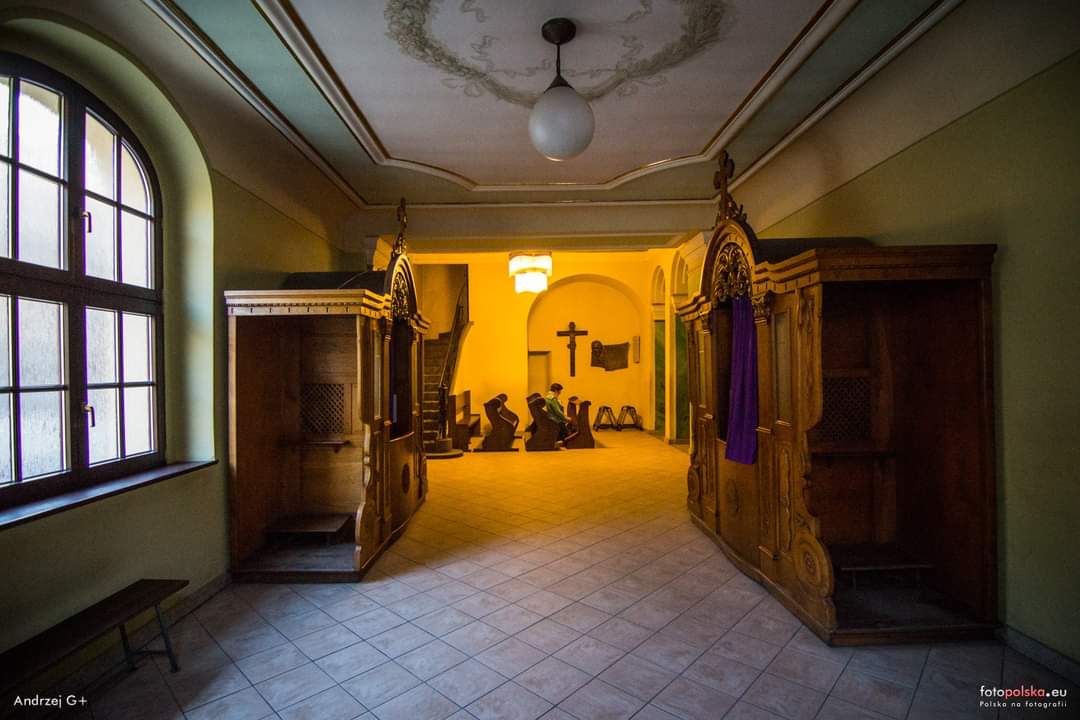 A_Grynpeter's tweet photo. Słynna krypta grobowa dawnych panów na Pszczynie, skrywajaca doczesne szczątki rodu Promnitz, okazała się mieć drugie dno. Dosłownie. Pod posadzką krypty odkryto groby datowane na średniowiecze, na II połowę XIII w.
#Pszczyna #kościół #WszystkichŚw. #krypta #Promnitz #sarkofag https://t.co/UBgEAkncfd