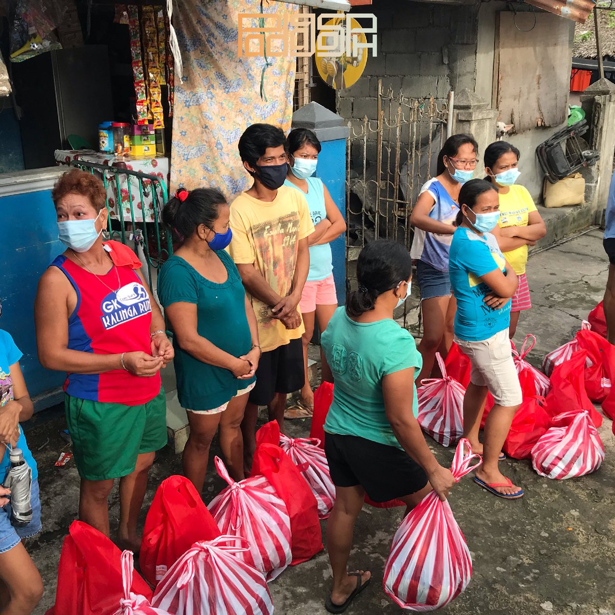 padagosph's tweet photo. TINGNAN: Ipinamahagi ng Padagos PH sa dalawampu’t limang pamilya ng Barangay Flordeliz, Milaor, Camarines Sur ang clothes at relief packs na naglalaman ng basic needs and necessities ngayong ika-20 ng Disyembre 2020 sa ganap na ika-4 ng hapon. https://t.co/vfEenrr7LR