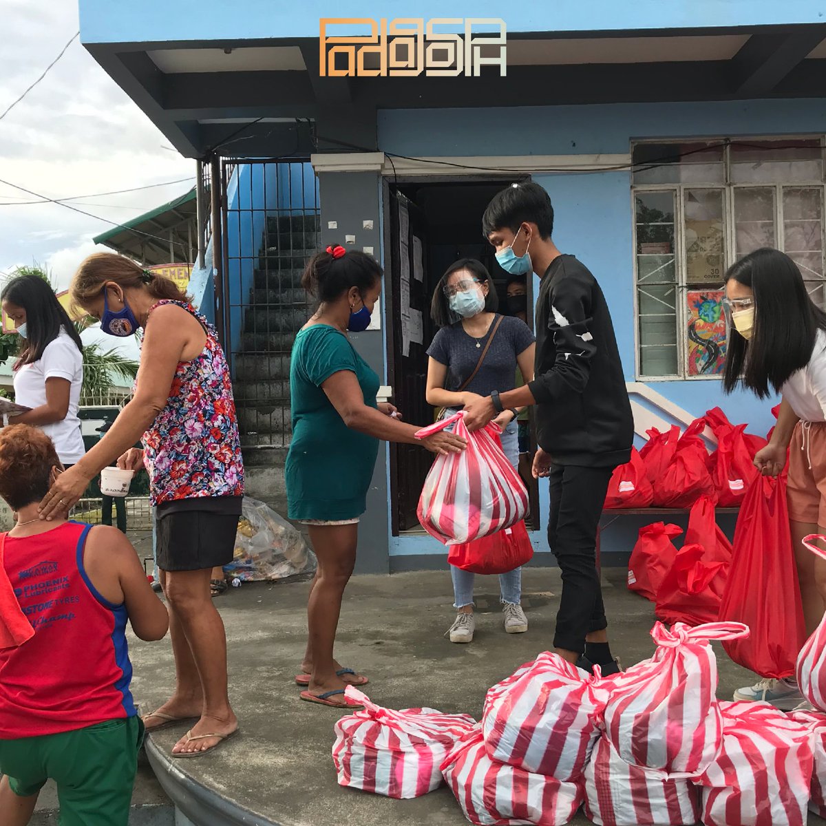 padagosph's tweet photo. TINGNAN: Ipinamahagi ng Padagos PH sa dalawampu’t limang pamilya ng Barangay Flordeliz, Milaor, Camarines Sur ang clothes at relief packs na naglalaman ng basic needs and necessities ngayong ika-20 ng Disyembre 2020 sa ganap na ika-4 ng hapon. https://t.co/vfEenrr7LR