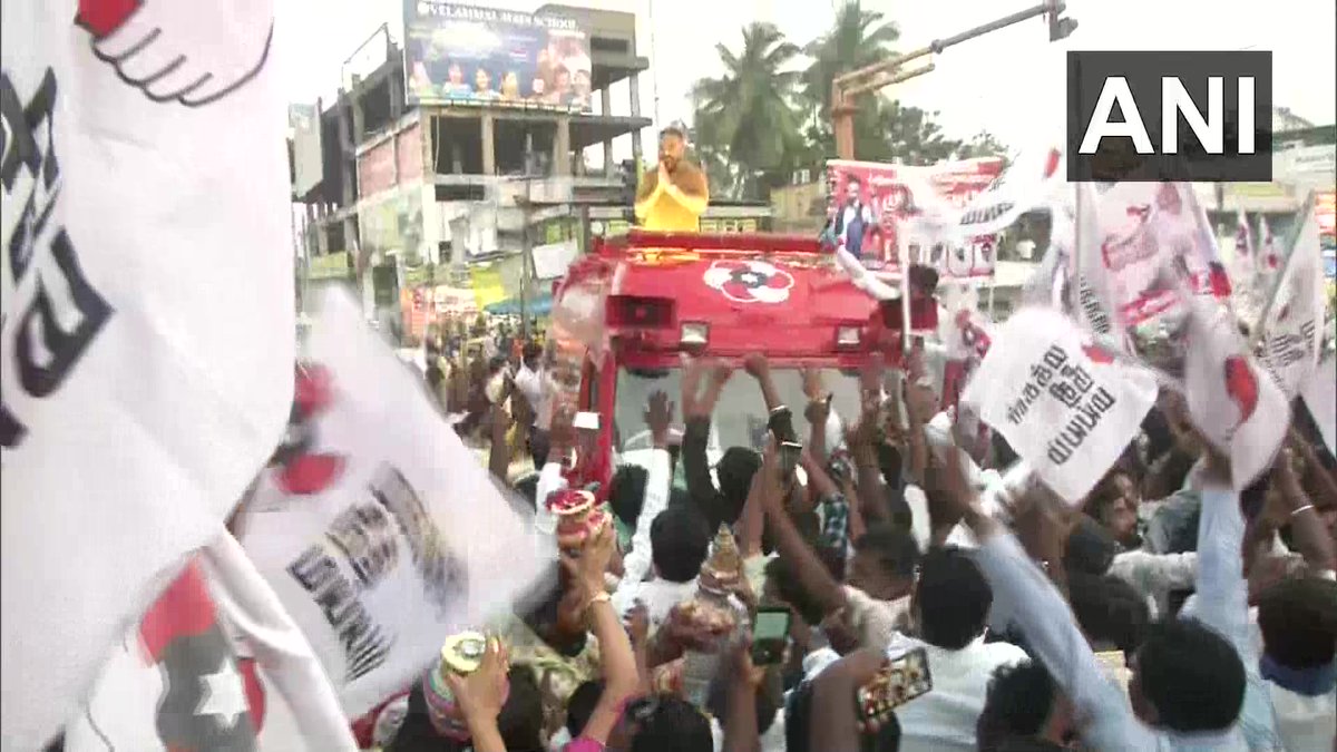 ANI's tweet photo. Tamil Nadu: Kamal Hassan, chief of Makkal Needhi Maiam held a roadshow at Porur in Chennai today. https://t.co/rPwk1Tw6ZN
