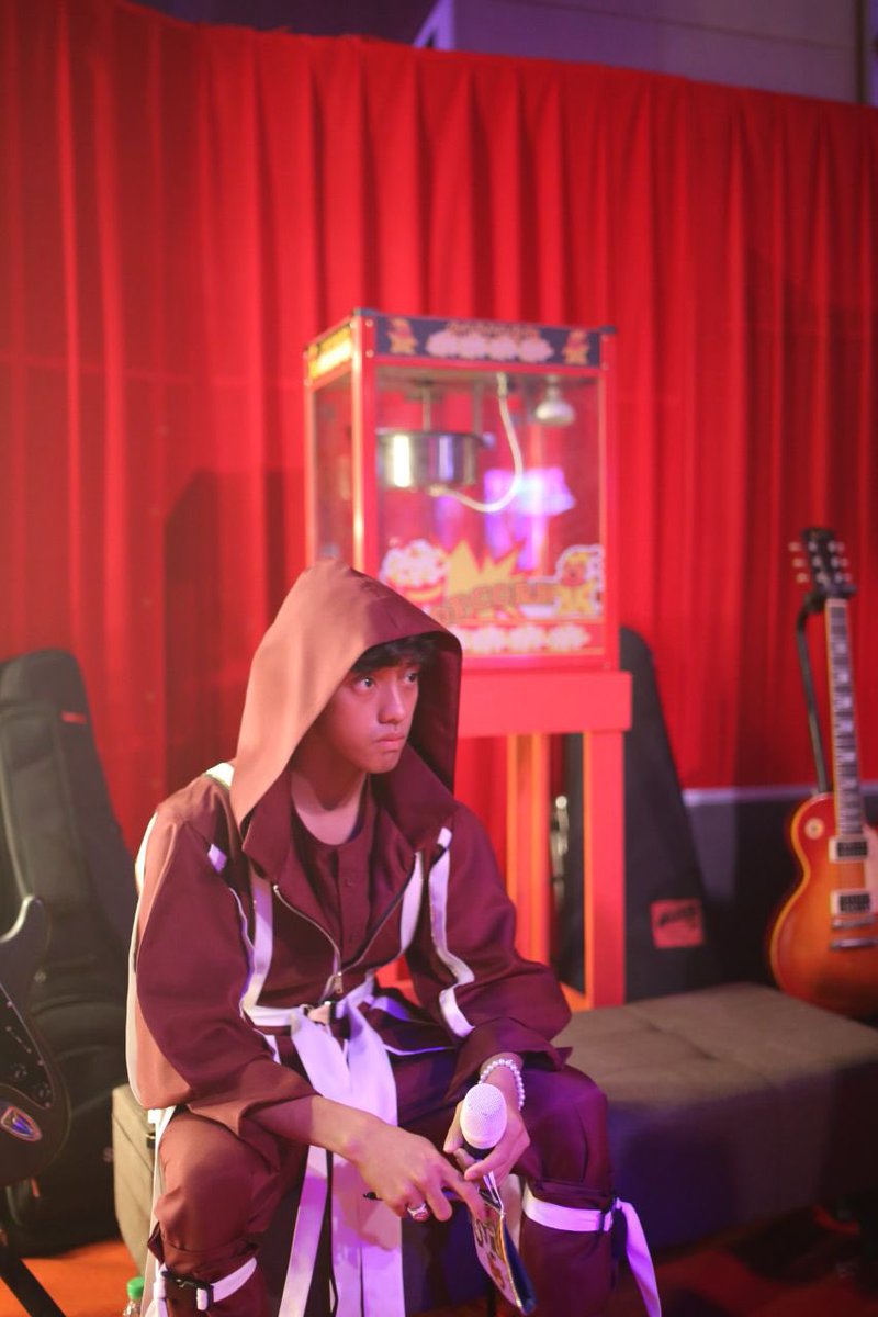 MyMeleTOP's tweet photo. Fuhh kemain @ismailizzani_ nak perform lagu apa ni? Saksikan #AME2020 di Astro Ria, Ria HD ataupon strim di Astro Go #AME2020 #YesAME #YangEpikYangLegend https://t.co/h9xExCgNx4