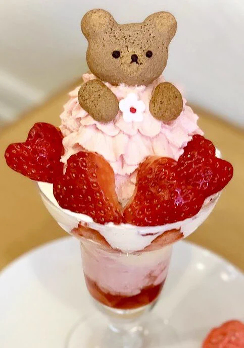愛知県名古屋市金山駅近くの「クレープ＆パフェ トゥインクルのいちごのパフェ」がかわいい。