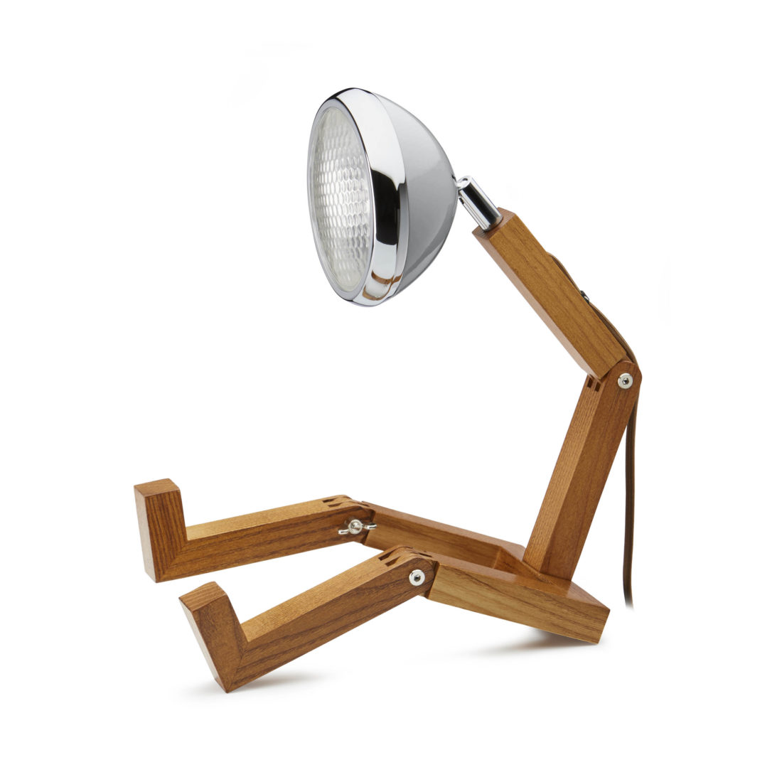 Nog een topper!! 
De benen zijn verstelbaar, waardoor je de lamp in vele posities makkelijk en overal een plaatsje kan geven. Het lichaam is gemaakt van essenhout en de kop is geïnspireerd op de lampen van een oldtimer! 
ericsteenbergen.nl/product/mr-wat…