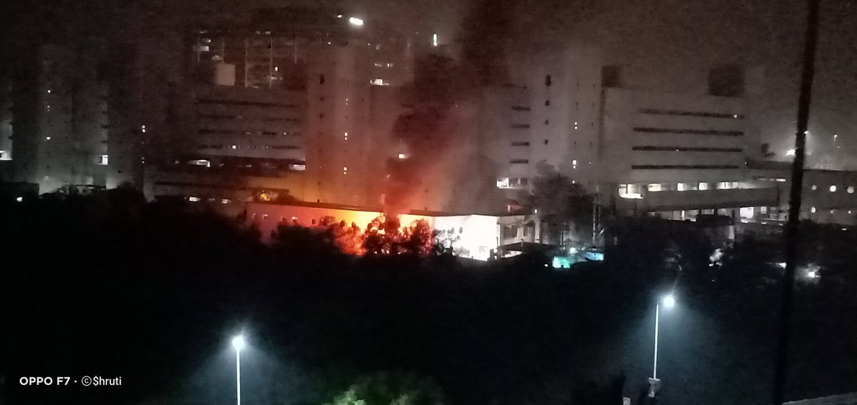 Cap_Scorp's tweet photo. Fire near Vashi Station...😟 #NaviMumbai https://t.co/aDrplW0KnQ