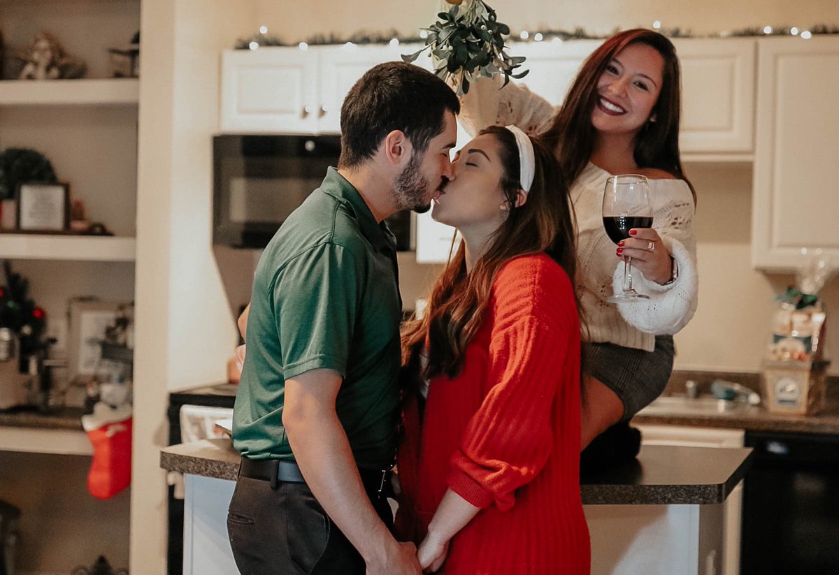 Jules_G07's tweet photo. on the first day of Christmas my true love sent to meeee... nothing because I’m single 🔔 🍷 🎄
#virtualchristmascard  #professinalmistletoeholder https://t.co/0jFvAUro7A