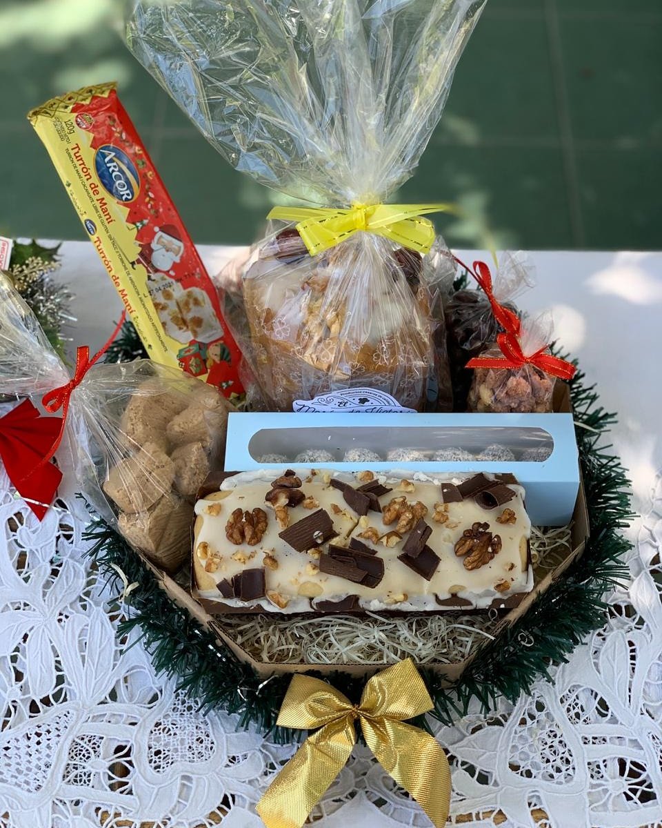 CelizJime's tweet photo. Estamos vendiendo bandejas navideñas con mi hmna con productos artesanales hecho por nosotras.
Contienen: Trufas de coco y leche condensada,pan dulce de chips y nueces o frutas,Mantecol, budin de nuez, turron ,mani con chocolate, garrapiñada.
 *Costo: $1000, contacto 154809966. https://t.co/V2Jw9V16u6