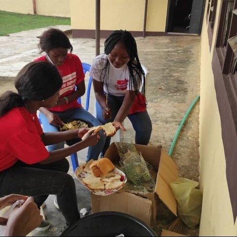 OjuadeTomisin's tweet photo. This ladies and gentlemen is our breakfast kitchen. Sandwich to make sense pa! Don't blame me that I'm always seen where food is, I already told you am a foodie😜
#toes4orphans
#toes4oyostate
#ToesChallenge https://t.co/pwJLyjkm68