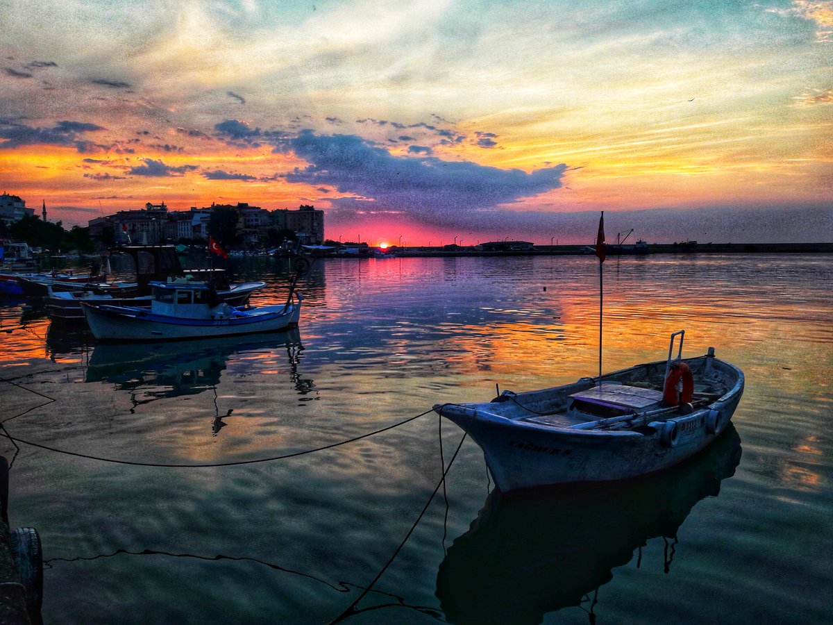 ZEmreEmiroglu's tweet photo. O, dünyayı başıma yıktığını zanneder, oysa yıldızlar dökülür saçlarıma. Dünyasını içinde taşıyanlarla kimse uğraşmasın.
(Zehra Emre/Düş Kapanı Günlükleri)
#felsefe #edebiyat #sanat #aşk #dünya #pazar #şiir #yazmak https://t.co/yNrAh6u2P8