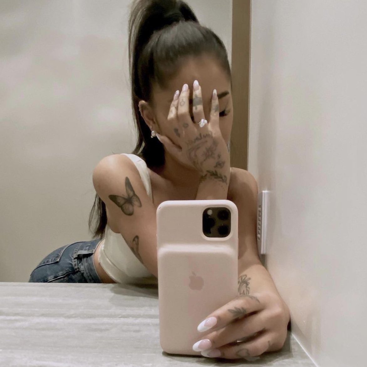 AGrande_ARG's tweet photo. ¿SE NOS CASA?

Ariana nos muestra al parecer su anillo de compromiso a través de Instagram. ¡Felicidades Dalton Gomez y Ariana Grande! https://t.co/pGwMlxAiMU
