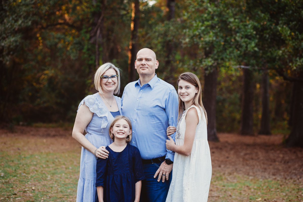 gwschattle281's tweet photo. @CSchattle thank you for the beautiful family photos. 2020 has been tough but seeing this photo reminded me how blessed I am. #2020perspective https://t.co/gn30utCYUI