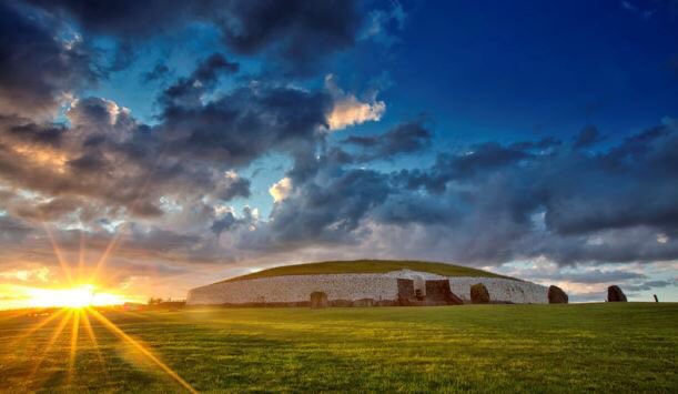 Thread: Today on the Winter Solstice, one of the oldest traditions on the planet is played out at Newgrange, Ireland. Newgrange is older than the Pyramids & Stonehenge & was built between 3500-3200BC. Let’s take a look at this World Heritage Site & Solar Clock  #WinterSolstice