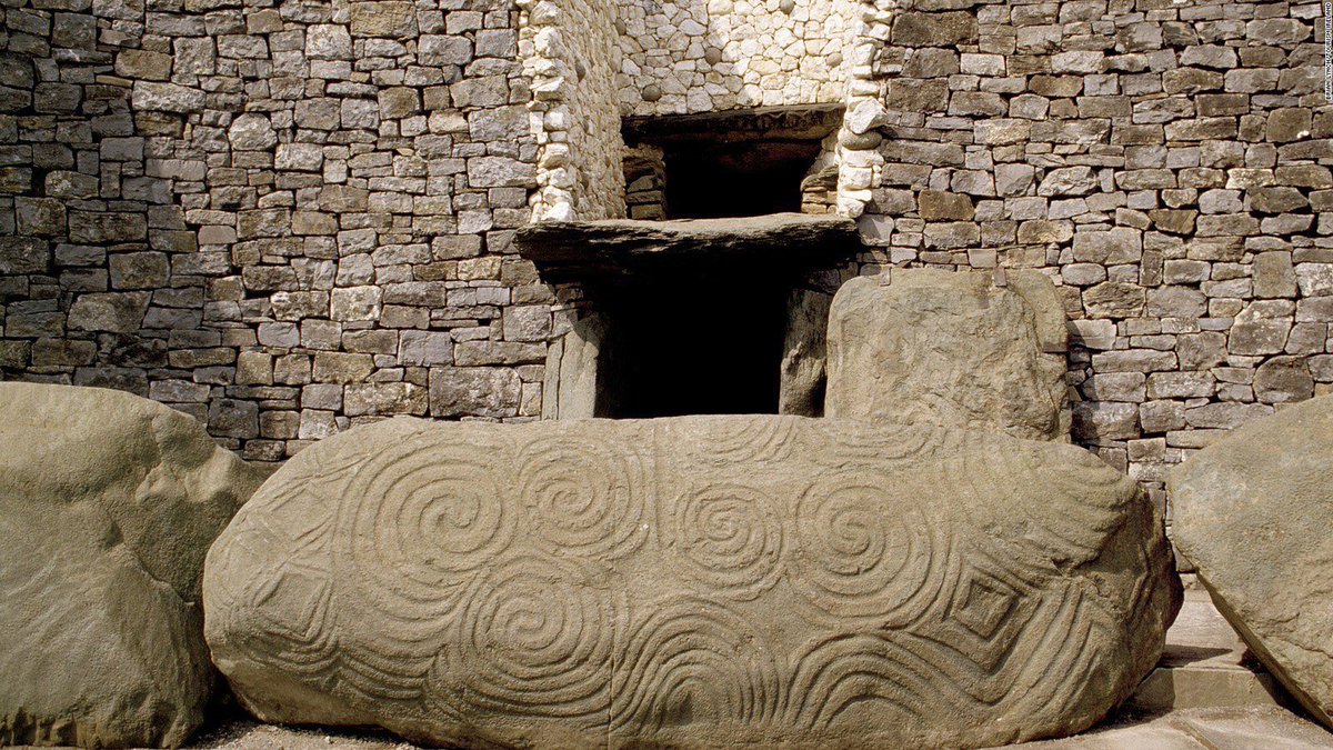 Here’s a view of the entrance. In front is a decorated kerb stone. It has been postulated that the carvings relate to the sun. Behind is the doorway, the lintel & the smaller light box through which the Solstice sun rise passes.