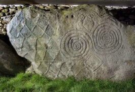 The Complex boasts one of the greatest collections of megalithic art in Western Europe. Spirals, lozenges & other forms decorate the many kerb stones around the site. From time to time new examples are rediscovered. Stone was brought from as far away as Wicklow & the Mournes