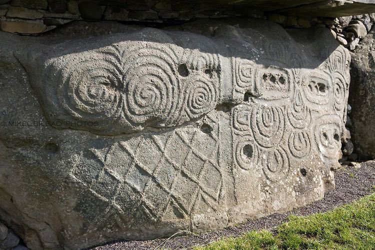The Complex boasts one of the greatest collections of megalithic art in Western Europe. Spirals, lozenges & other forms decorate the many kerb stones around the site. From time to time new examples are rediscovered. Stone was brought from as far away as Wicklow & the Mournes