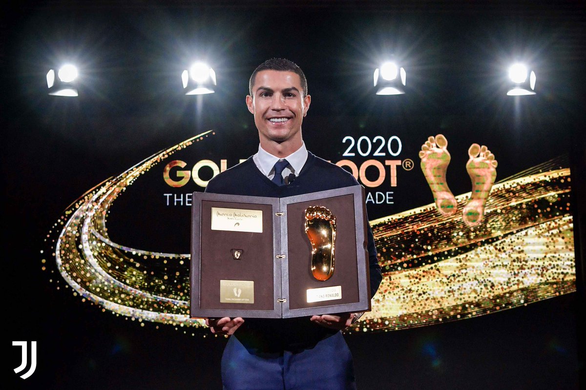 كريستيانو رونالدو يتسلم جائزة القدم الذهبيه 2020 .. صور للمشاهدة..