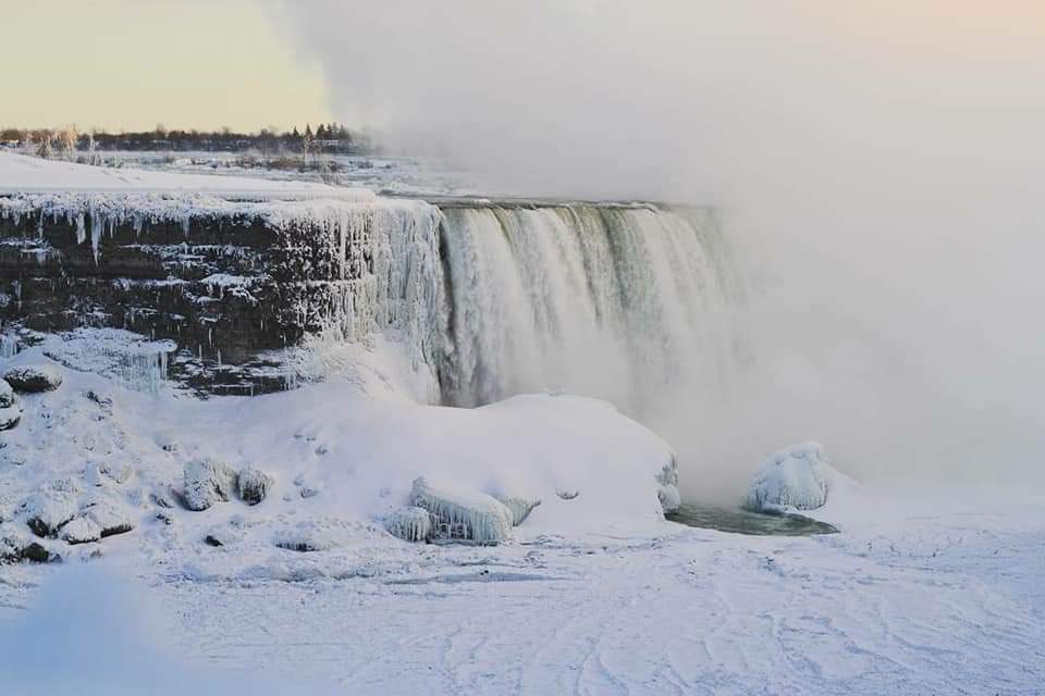 BudgetBreakBlog's tweet photo. @kate_frankie A3 Here's Niagara Falls during a cold snap we had a couple of years ago #pttravel https://t.co/c5LuEDq6f1