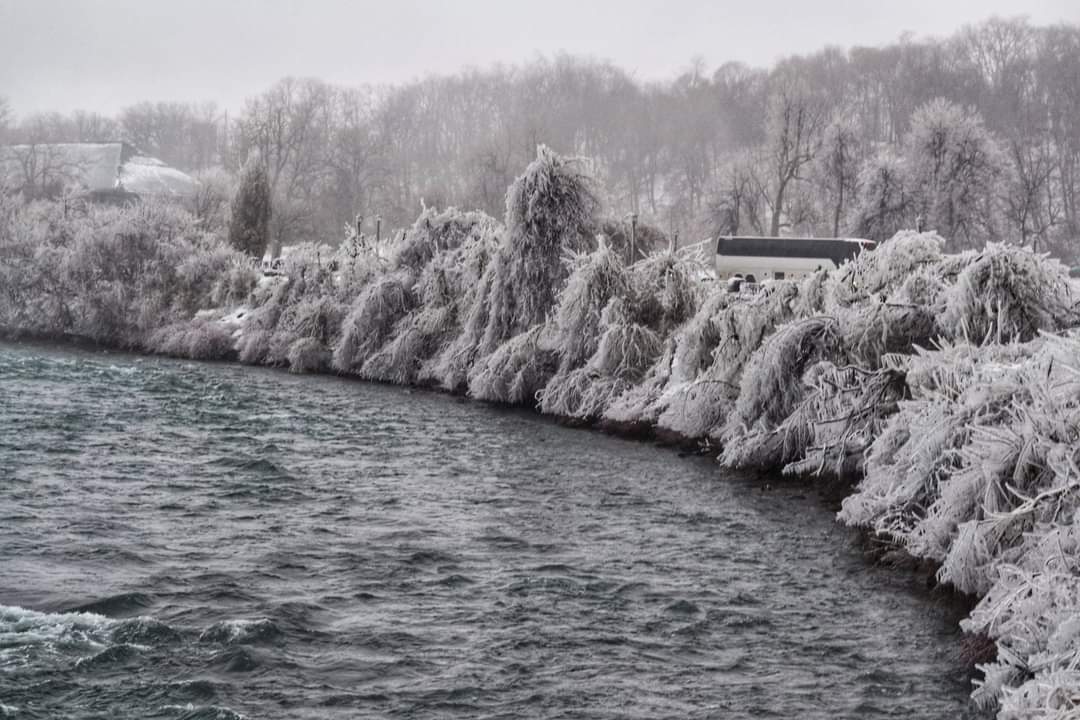 BudgetBreakBlog's tweet photo. @kate_frankie A3 Here's Niagara Falls during a cold snap we had a couple of years ago #pttravel https://t.co/c5LuEDq6f1