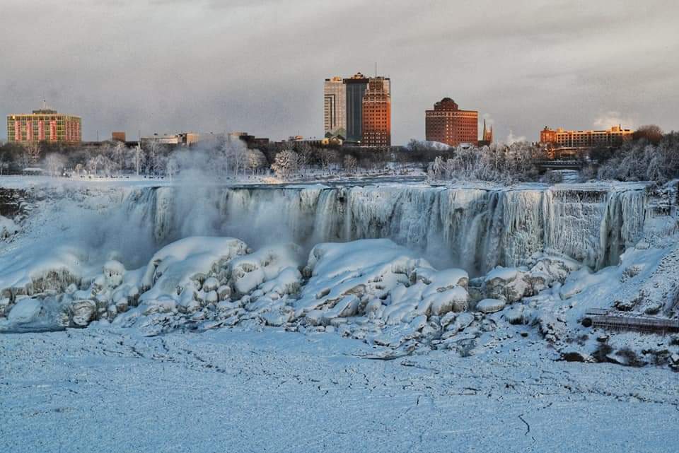 BudgetBreakBlog's tweet photo. @kate_frankie A3 Here's Niagara Falls during a cold snap we had a couple of years ago #pttravel https://t.co/c5LuEDq6f1