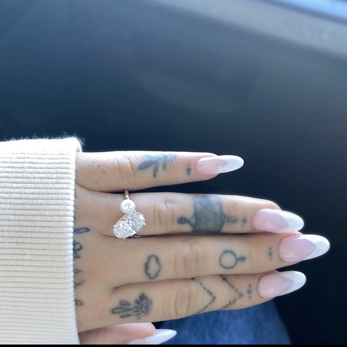 pos1ixns's tweet photo. ARIANA IS ENGAGED IM SO HAPPY FOR HER TELL ME WHY I STARTED CRYING #ARIANAGRANDE #DALTONGOMEZ https://t.co/AYgg1ho87c