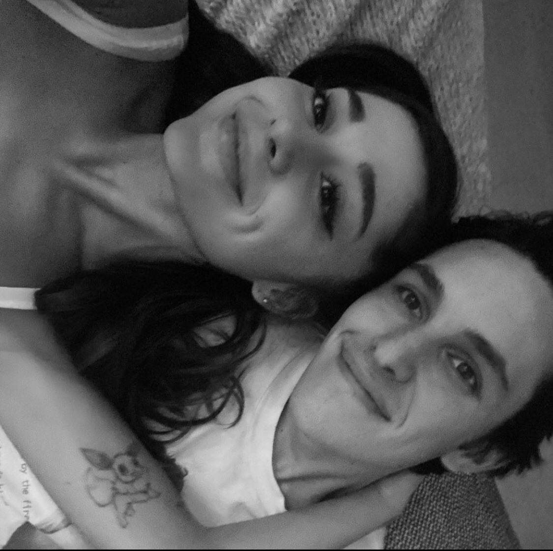 pos1ixns's tweet photo. ARIANA IS ENGAGED IM SO HAPPY FOR HER TELL ME WHY I STARTED CRYING #ARIANAGRANDE #DALTONGOMEZ https://t.co/AYgg1ho87c