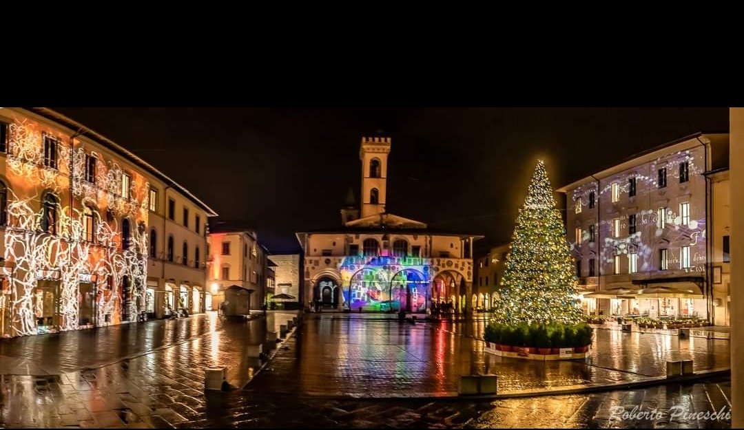 Questa è l'Italia.
La piazzetta toscana di un piccolo paese dove sono nata e cresciuta, mi toglie ancora il fiato, più elegante che mai.
❤️🌹